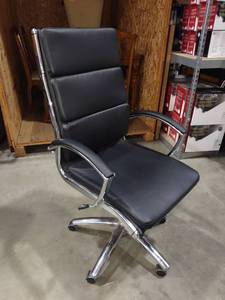 lot 6000 image: Black high back office chair