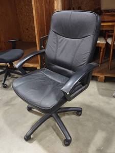 lot 6001 image: Black leather office chair