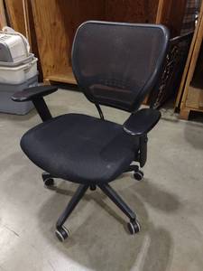 lot 6002 image: Black office chair