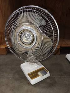 lot 6006 image: Windmere 12 in oscillating fan