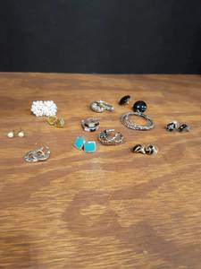 lot 6014 image: 12 pr. of pierced earrings