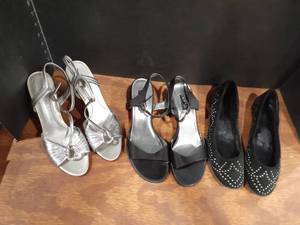 lot 6016 image: Ladies shoes. Size 6.5(Nine West) and size 7 on the other 2 pr.