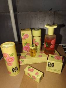 lot 3024 image: Avon hana gasa set