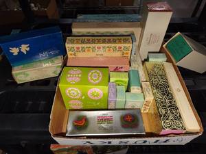 lot 3039 image: Avon perfumes and toiletries