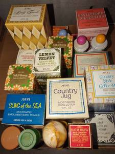 lot 3043 image: Avon perfumes and toiletries