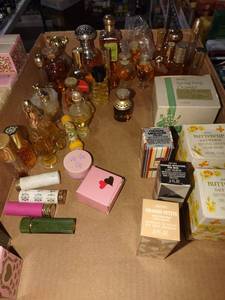 lot 3058 image: Avon perfumes and toiletries