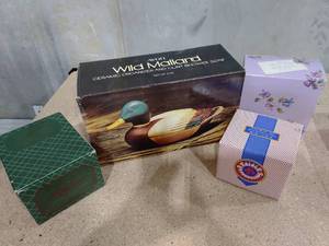 lot 3063 image: Avon perfumes and toiletries