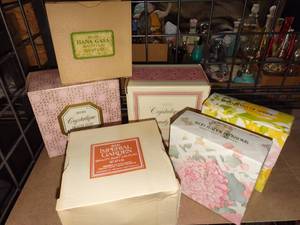 lot 3094 image: Avon beauty dust