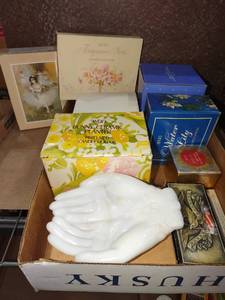 lot 3099 image: Avon perfumed accessories