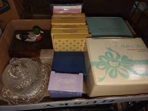 lot 3105 image: Avon perfumed candles and accessories