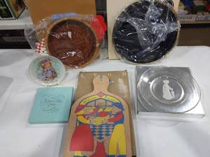 lot 3127 image: Avon plates with boxes