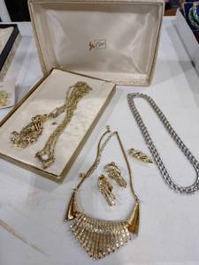 lot 3129 image: Cora jewelry