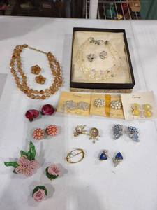 lot 3131 image: Jewelry with mostly clip on earrings