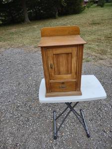 lot 844 image: antique oak cabinet one door and one drawer 16 in wide 13 inches deep 26 in tall