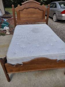 lot 847 image: complete Wood 34 size Victorian bed