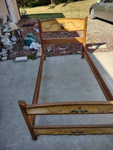 lot 850 image: folk art twin size bed