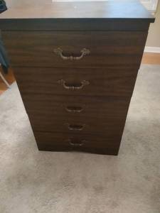 lot 852 image: 5 drawer chest of drawers 30 in wide 16 inches deep 43 in tall