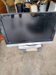 lot 878 image: 42-in gallevia liquid Crystal HDTV by Vizio TV with remote comes on plays cart does not go with it