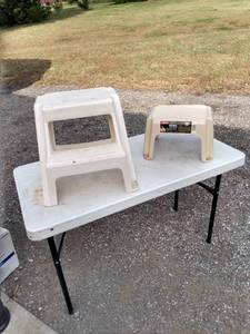 lot 879 image: two plastic step stools