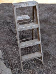 lot 898 image: 4 foot aluminum step ladder
