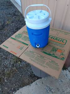 lot 902 image: Rubbermaid drinking cooler approximately 3 gallon
