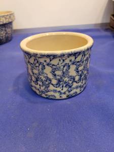 lot 3431 image: Sponge Ware Roseville Ohio low jar one pint Like new