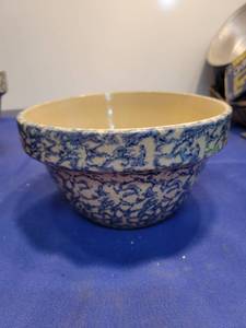 lot 3432 image: Sponge Ware bowl Roseville Ohio Two qt