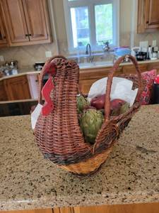 lot 3435 image: Turkey fruit or bread basket