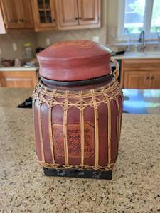 lot 3436 image: Fancy basket with lid