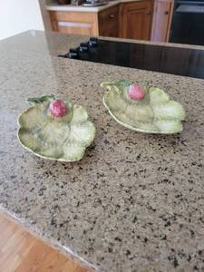lot 3437 image: Pair of leaf dishes