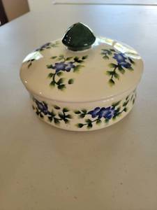 lot 3464 image: Bowl with lid
