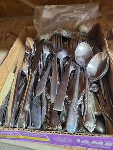 lot 3477 image: Flat of Silverware