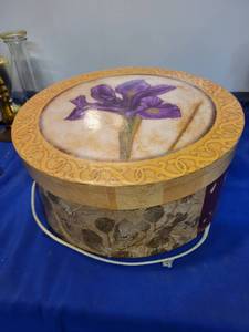 lot 3478 image: 13 and a 12 hat Box