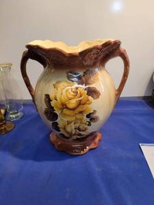 lot 3484 image: beautiful vase with flowers