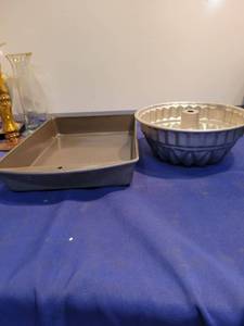 lot 3491 image: 2 cake pans- one is a fancy bundt cake pan