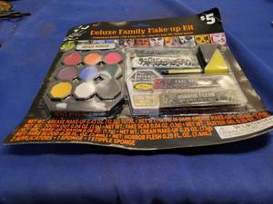 lot 3509 image: Deluxe family makeup kit new in package
