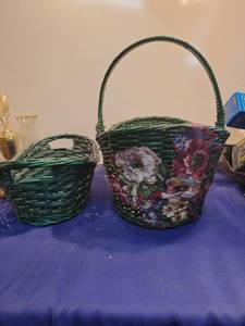 lot 3513 image: 2 green baskets