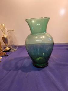 lot 3519 image: Green vase 11 tall