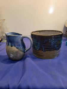 lot 3523 image: Bowl and pitcher Made out of clay