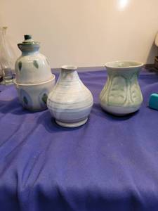 lot 3529 image: 3 vases Made out of clay