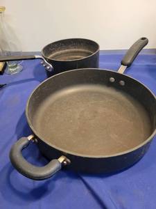 lot 3543 image: 2 circulon pans Need clean