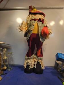 lot 3546 image: 31 Scarecrow