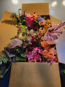 lot 3555 image: Box of artificial flowers