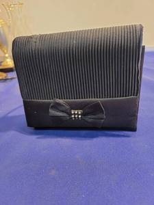 lot 3562 image: Stand up black evening bag