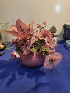 lot 3585 image: Flower pot with arrangement
