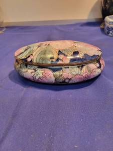 lot 3589 image: Trinket keepsake box possibly porcelain