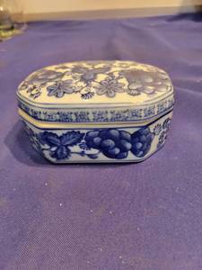 lot 3590 image: Trinket keepsake box possibly porcelain