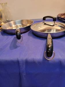 lot 3592 image: 9 Skillet with lid and 10 Skillet no lid