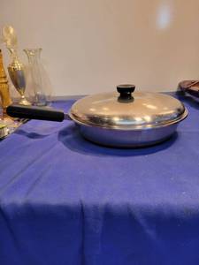 lot 3593 image: Worksware still skillet 10 with Lid