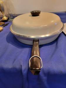 lot 3595 image: 10 Skillet with lid